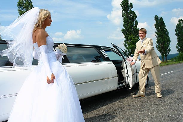 Benefits of Hiring a Wedding Limo